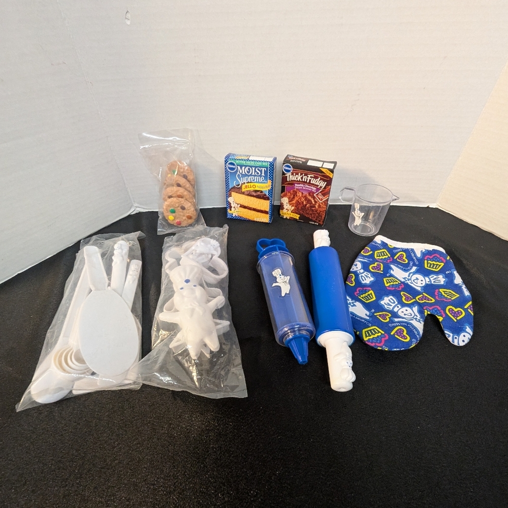 New 1995 Pillsbury Dough Boy Baking Accessory Tool Set Play Food Oven Mitt Lot